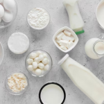 Какие группы микробов встречаются на молочных продуктах?